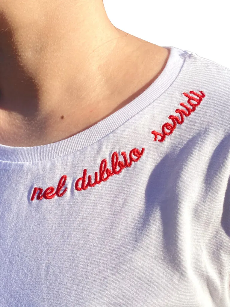 t-shirt Nel dubbio sorridi donna