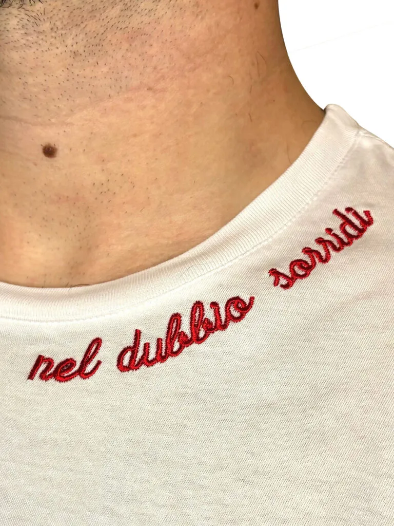 Tshirt Nel dubbio sorridi - Unisex bianco